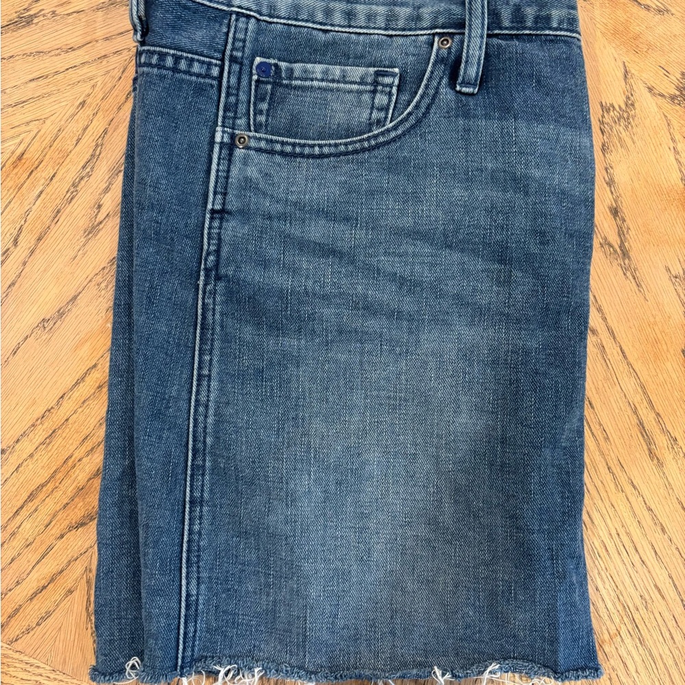 Trendy Blue Denim Skirt with Frayed Hem